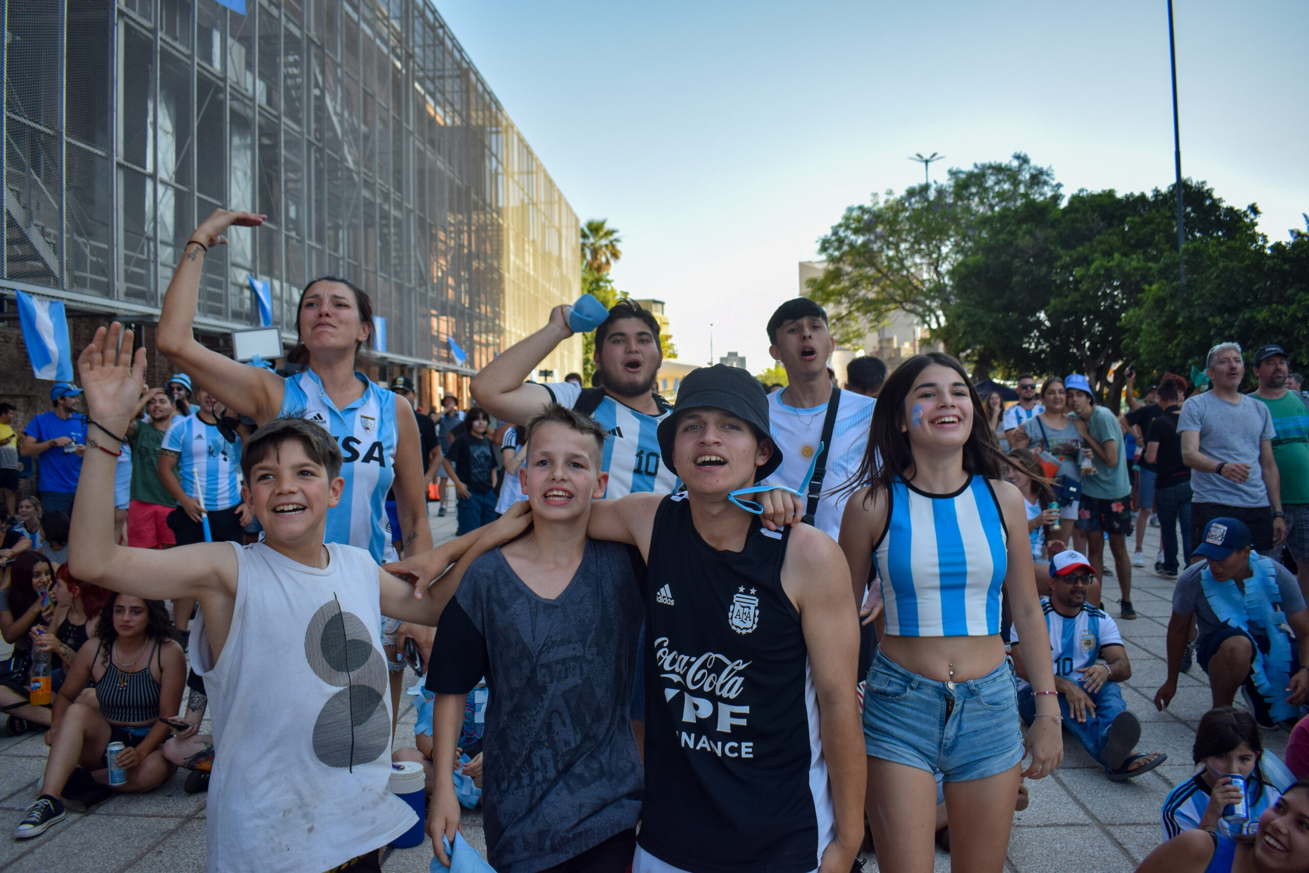 El “fan fest” del espacio cultural recibió a cientos de santafesinos que vibraron con la Selección y celebraron el triunfo clave ante México. Además hubo juegos, feria y música. Este miércoles vuelve la pantalla gigante para el duelo ante Polonia.