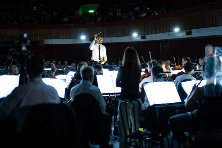 Apertura de temporada de la Sinfónica santafesina en un Centro Cultural repleto