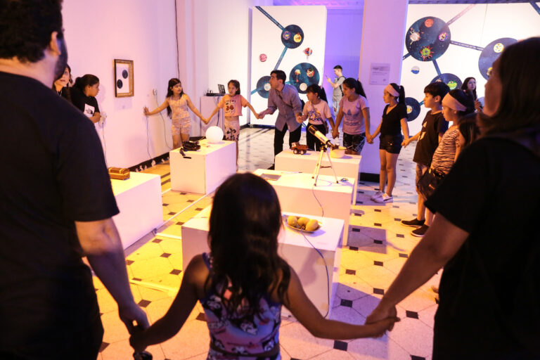 La muestra “Lunas de mi barrio” inauguró en Plataforma Lavardén presentando las creaciones de más de 250 niñas y niños de Rosario