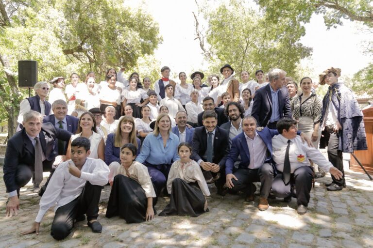 El gobernador Maximiliano Pullaro encabezó el acto por el 451° aniversario de la fundación de Santa Fe