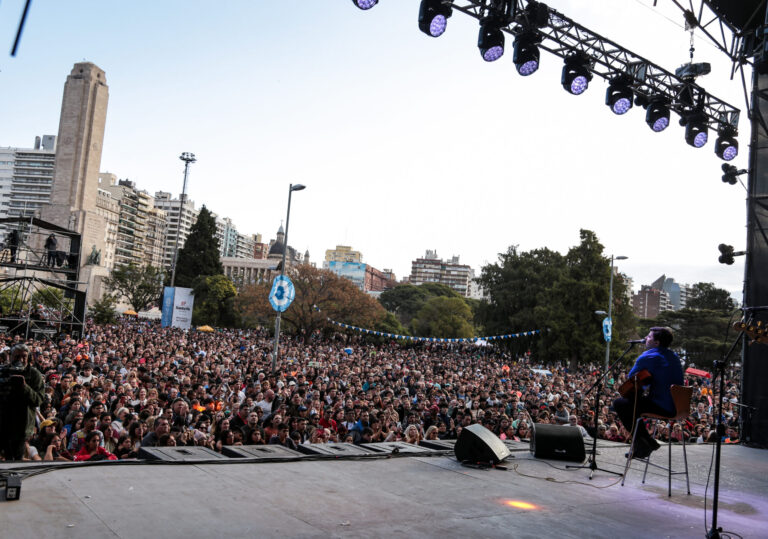 Multitudinaria celebración en el Parque Nacional a la Bandera
