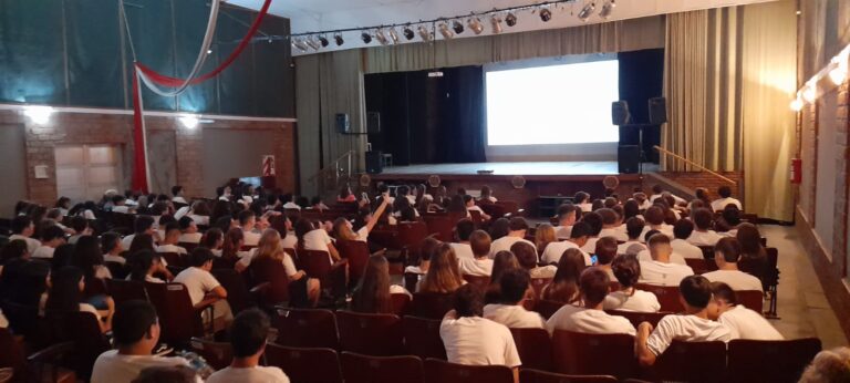 María Elena viaja en el Cine Móvil