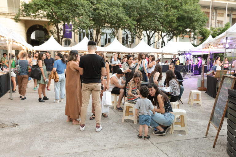La Plaza Cívica de Rosario recibió a la Feria Navideña del Ministerio de Cultura