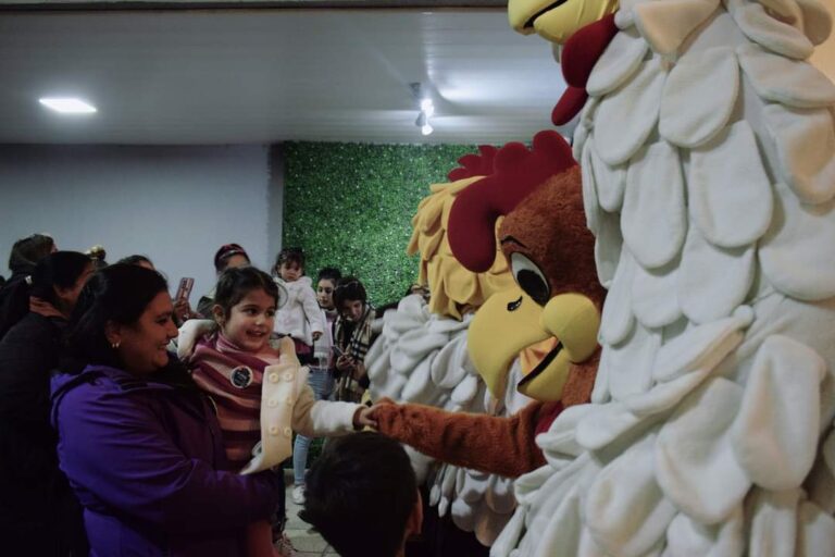 Más de 400 niños y niñas disfrutaron de una función gratuita de “La Granja”