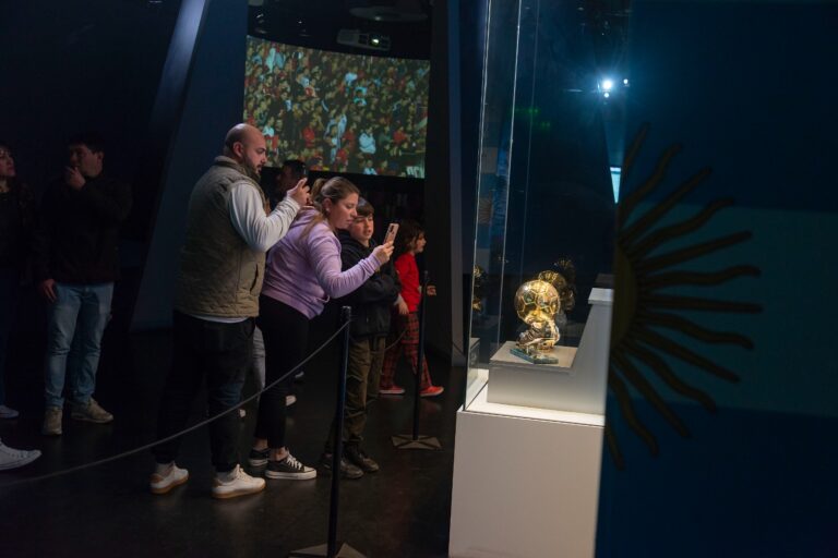 Una multitud visitó el stand de Messi en el Museo del Deporte Santafesino