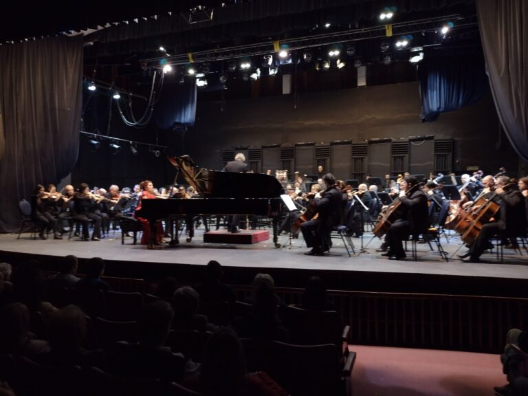 A sala llena, la Sinfónica de Santa Fe brilló junto con el piano de Lilia Salsano