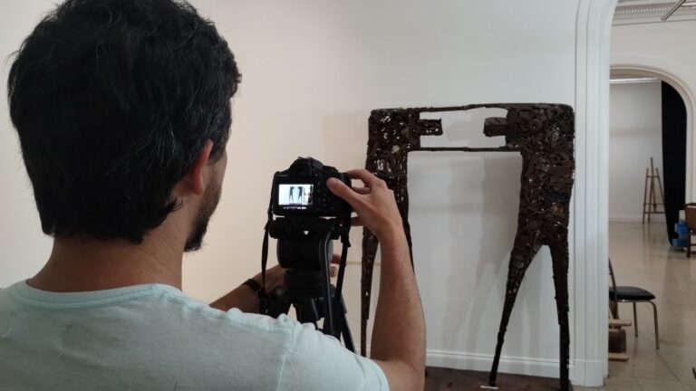 Sesión fotográfica abierta al público de una obra de arte del Museo Rosa Galisteo
