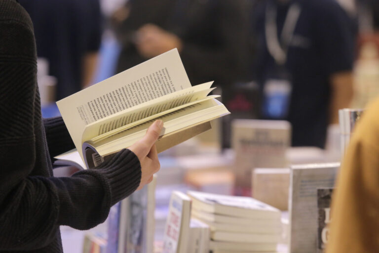 Recepción de libros para el stand de Santa Fe en la Feria Internacional del Libro de Buenos Aires