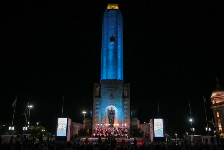 Santa Fe Canta la Navidad colmó el Monumento a la Bandera
