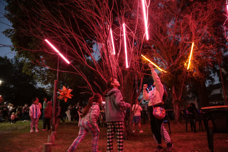 Los deseos navideños se encendieron en Casa Arijón