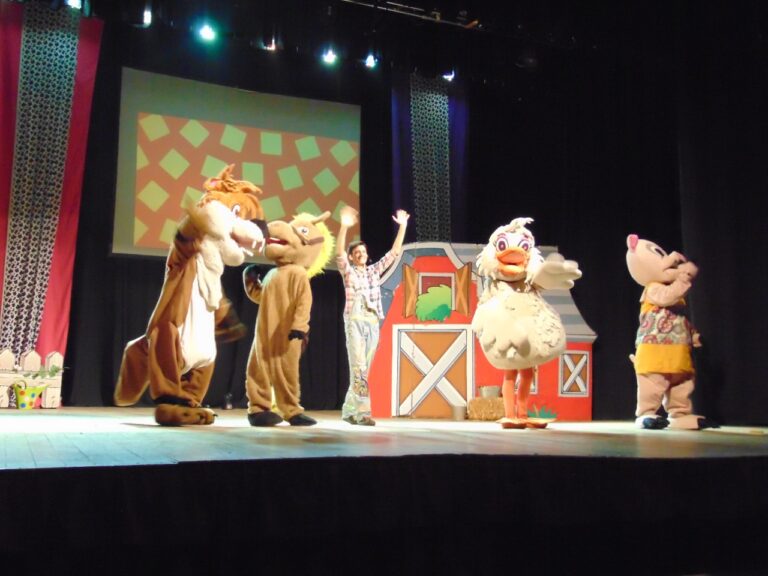 Niñas, niños y grandes llenan la sala del Teatro Ideal en estas vacaciones de invierno