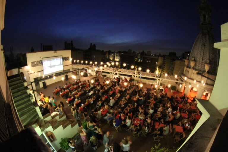 Apantallate retoma sus noches de cine a cielo abierto en Plataforma Lavardén