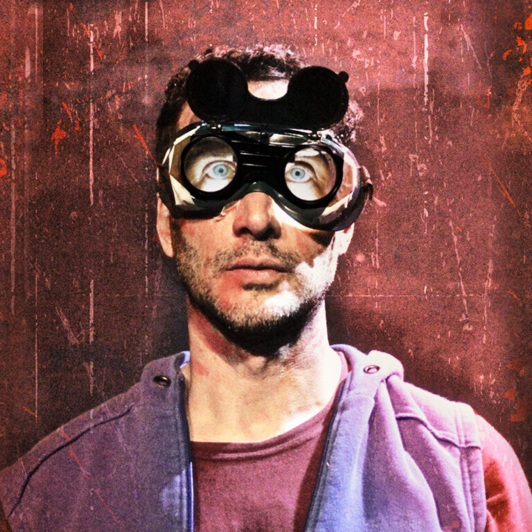 Muerde, obra teatral con Luciano Cáceres en Plataforma Lavardén