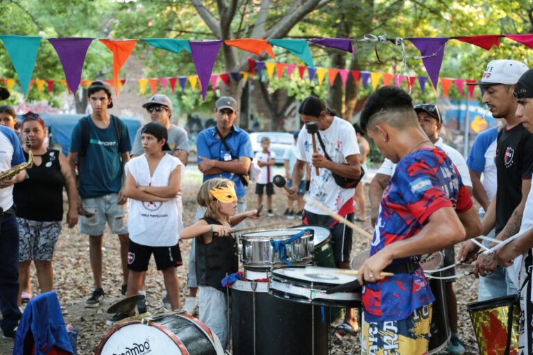 El primer encuentro de murgas y batucadas le puso color a la antesala del carnaval