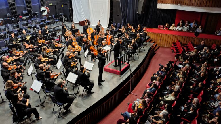 La Sinfónica santafesina volvió a llenar sala de la mano de Gustavo Fontana y Juan Pablo Arizpe