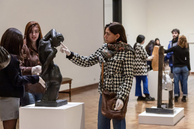 «Manos a la obra», experiencia sensorial con esculturas en el Rosa Galisteo