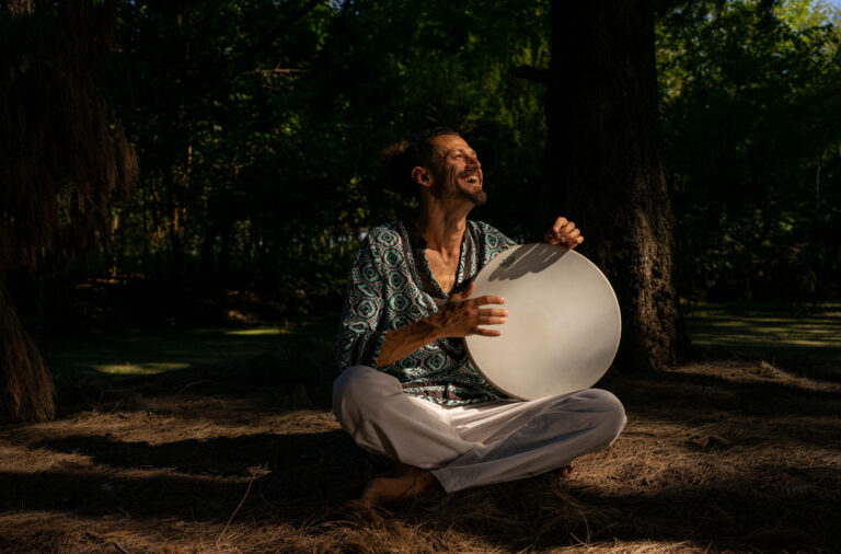 Alfredo Tosto presenta “Más Música de Mundos” en Plataforma Lavardén