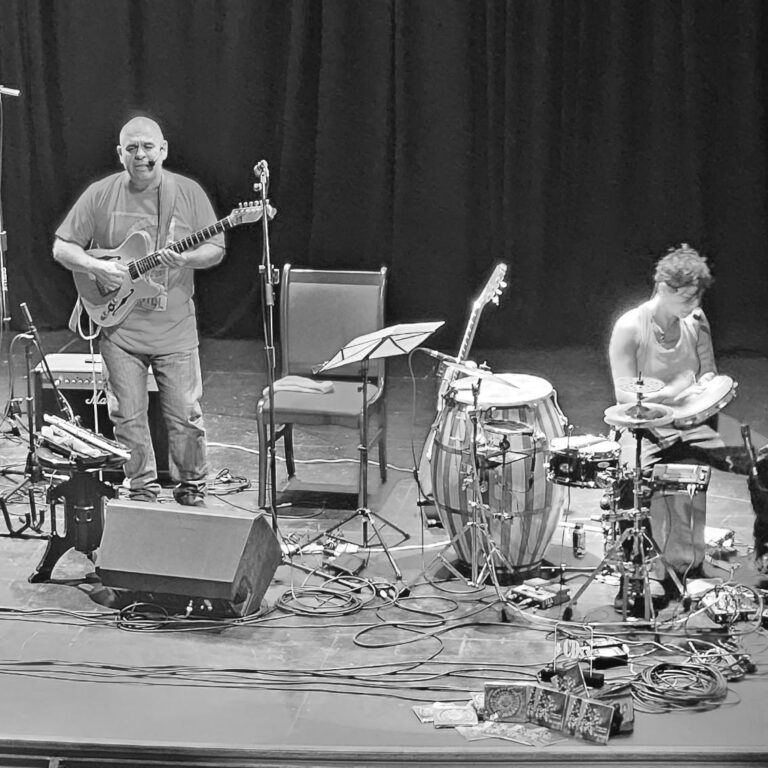 Enrique Gule junto a Individrum en Plataforma Lavardén