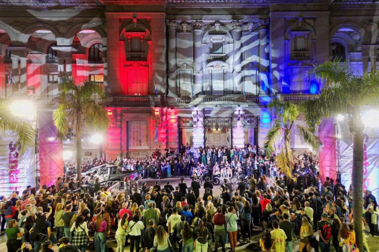 Noche de los Museos: Pullaro dio la bienvenida al público que participó del primer desfile nocturno de la provincia y visitó Casa de Gobierno