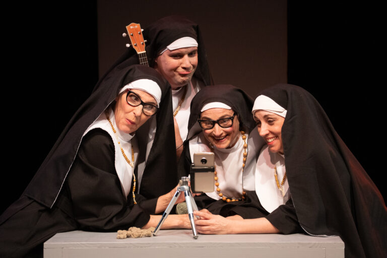 Escénicas en la Cervantes: primera función de “Hermanas Tejedoras”