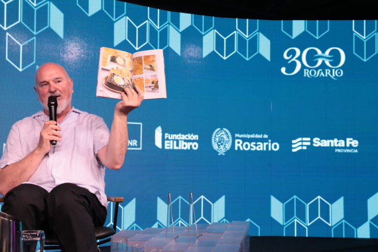 Con una gran expectativa del público, Osvaldo Gross presentó ¡Basta de dulce! en la Feria del Libro de Rosario