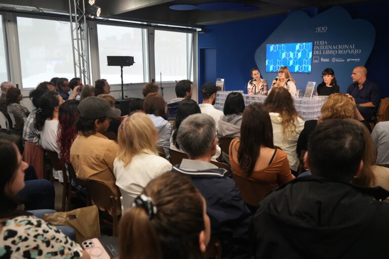 Cultura presentó en la Feria del Libro Rosario a través de la pintura, primer libro de la serie Pinta tu aldea