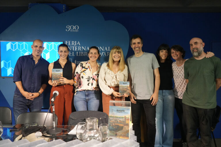 Cultura presentó en la Feria del Libro Rosario a través de la pintura, primer libro de la serie Pinta tu aldea