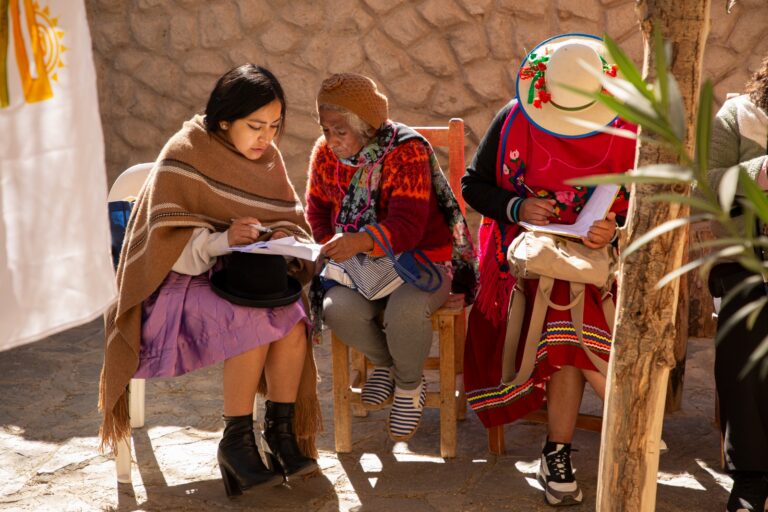 Tejer la memoria colectiva: Red Social recibe a Unión Textiles Semillas 