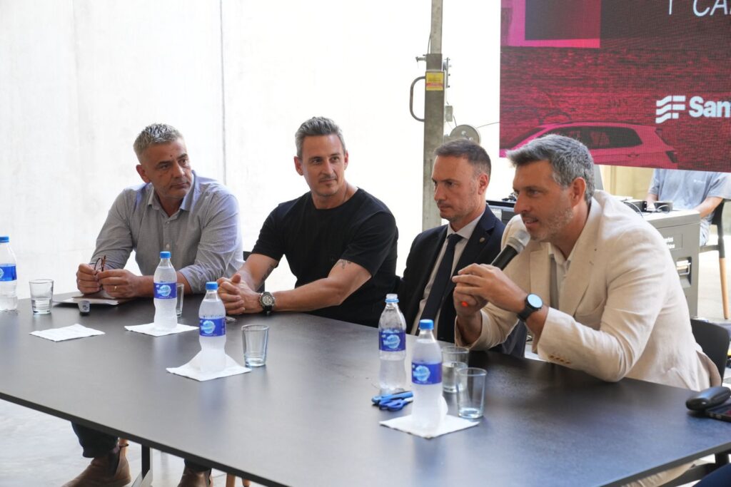 La Provincia licitó la segunda etapa del Espacio Cultural y Educativo de la Memoria y la Música, emplazado en Salta 2141, sitio de la trágica explosión de 2013. El edificio proyectado se distinguirá por su diseño con aislamiento acústico integral y abundante luz natural, pensado para el uso simultáneo de aulas y salas de ensayo sin interferencias sonoras.