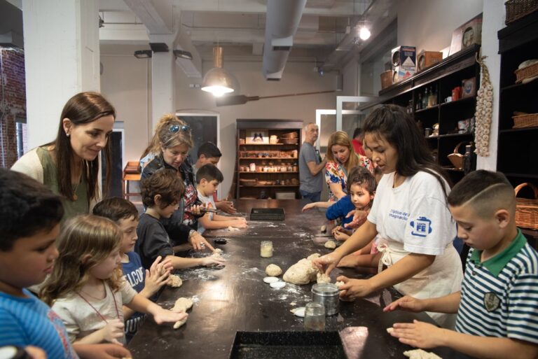 Los 15 de El Molino: pan, poesía y música