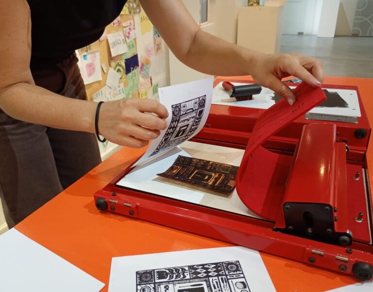 24M: Reproduzca, haga circular en el Museo Rosa Galisteo