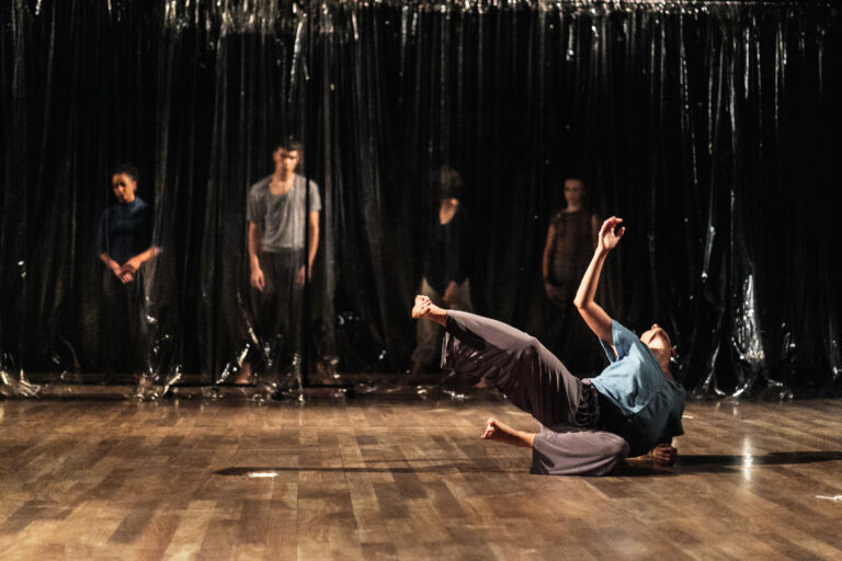 La Escuela de Espectadores abre el 2026 con una jornada dedicada al cuerpo, la danza y la pedagogía del acontecimiento