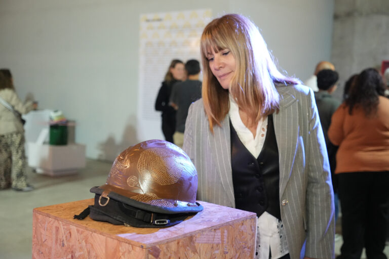 La muestra Cascos Solidarios ya puede visitarse en el Memorial Salta 2141