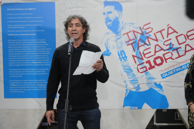 Provincia acerca la historia de Messi a la ciudad de Santa Fe con una muestra inédita de 150 fotografías