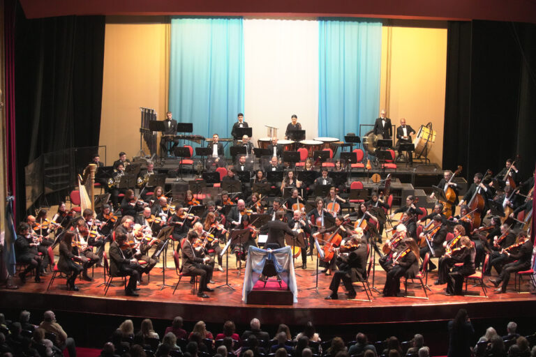 Como antesala del Día de la Bandera, la Sinfónica Provincial de Rosario brindó una Gala cargada de emoción