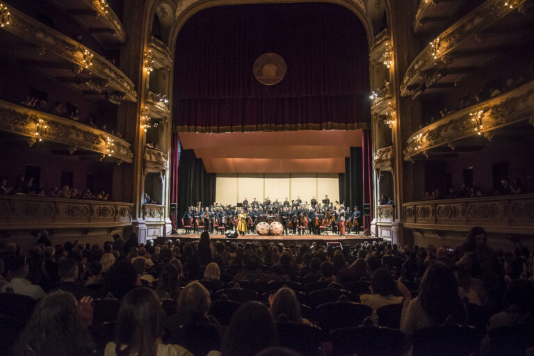 Una noche para descubrir el placer de la música: la Sinfónica de Rosario acercó la orquesta a las familias